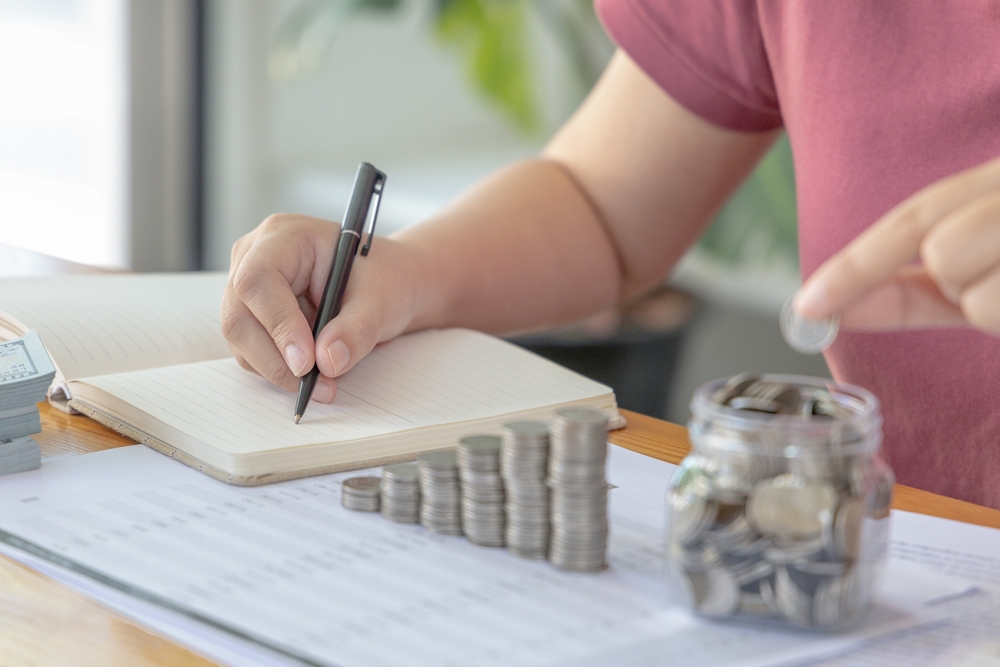 imagine cu o persoana care analizeaza un grafic de obiective financiare